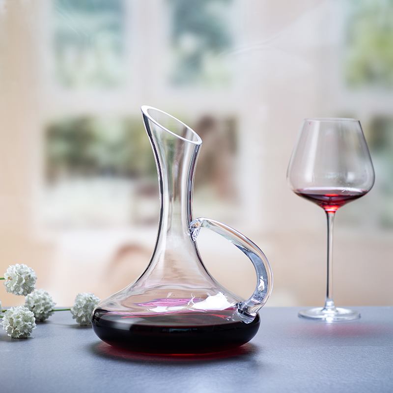 alt="Decanter"